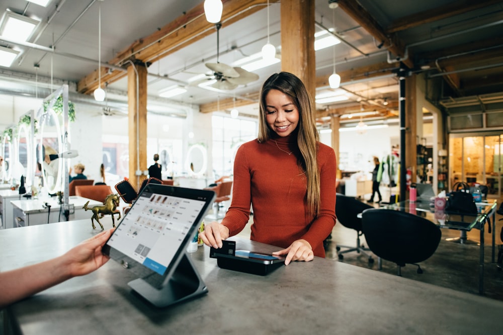 LiveHelpMe support team helping customer